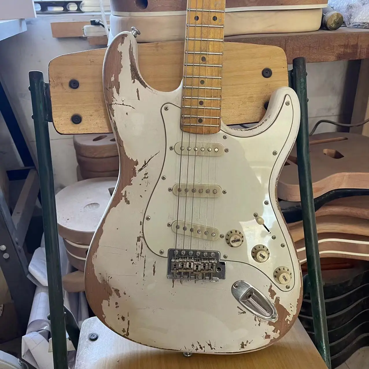 

ST handmade imitation old electric guitar, white nitro paint, delivery pictures, free delivery to home