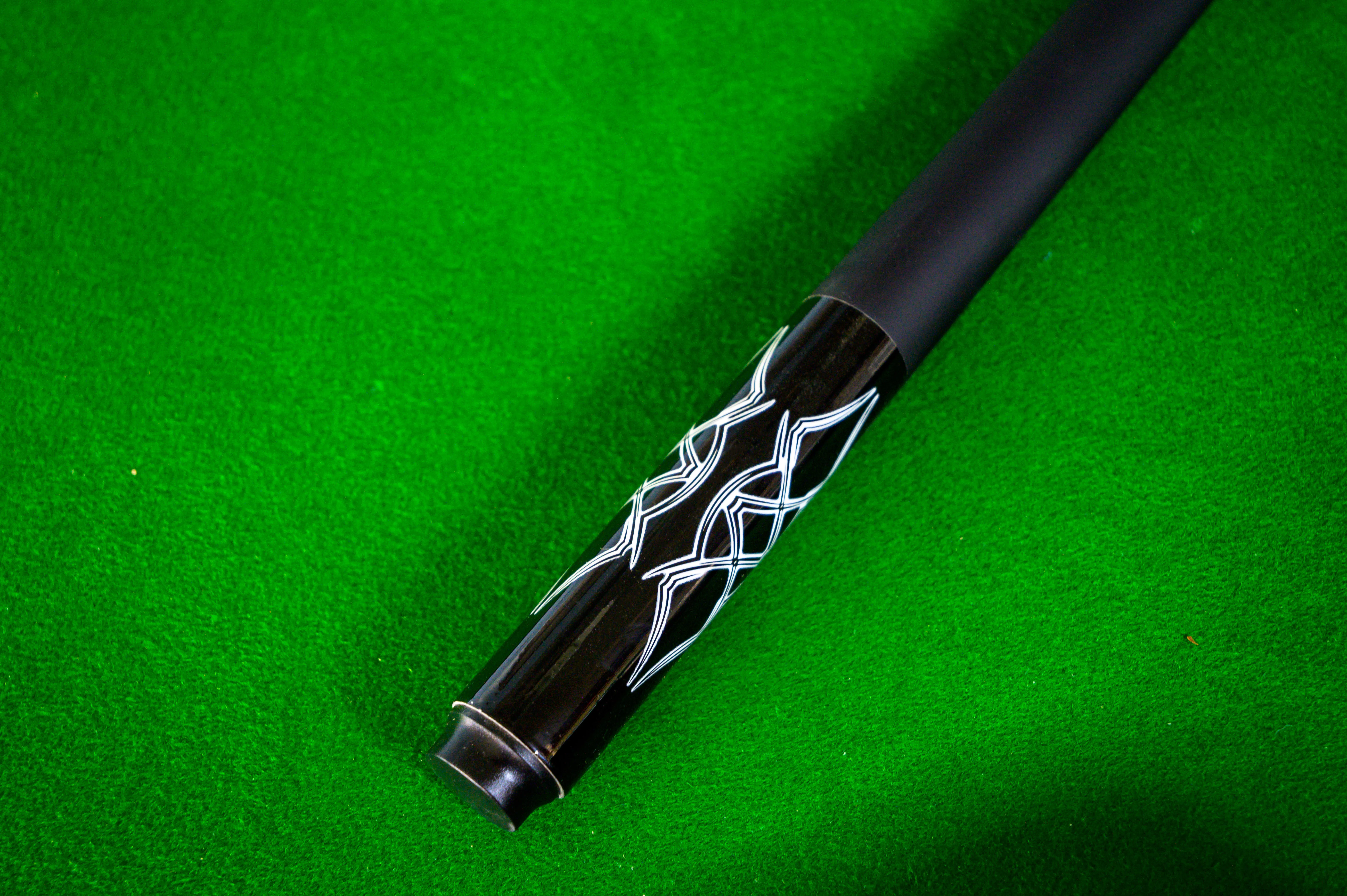 プロのカーボンファイバービリヤードキュー,先端13mm,白い線のデザイン