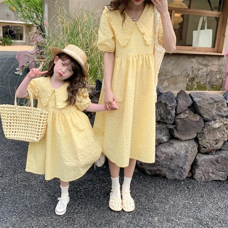 

Одинаковая семейная одежда, лето 2023, корейские платья для мамы и дочки, клетчатая хлопковая семейная одежда, одежда для мамы и ребенка, женское платье для девочки