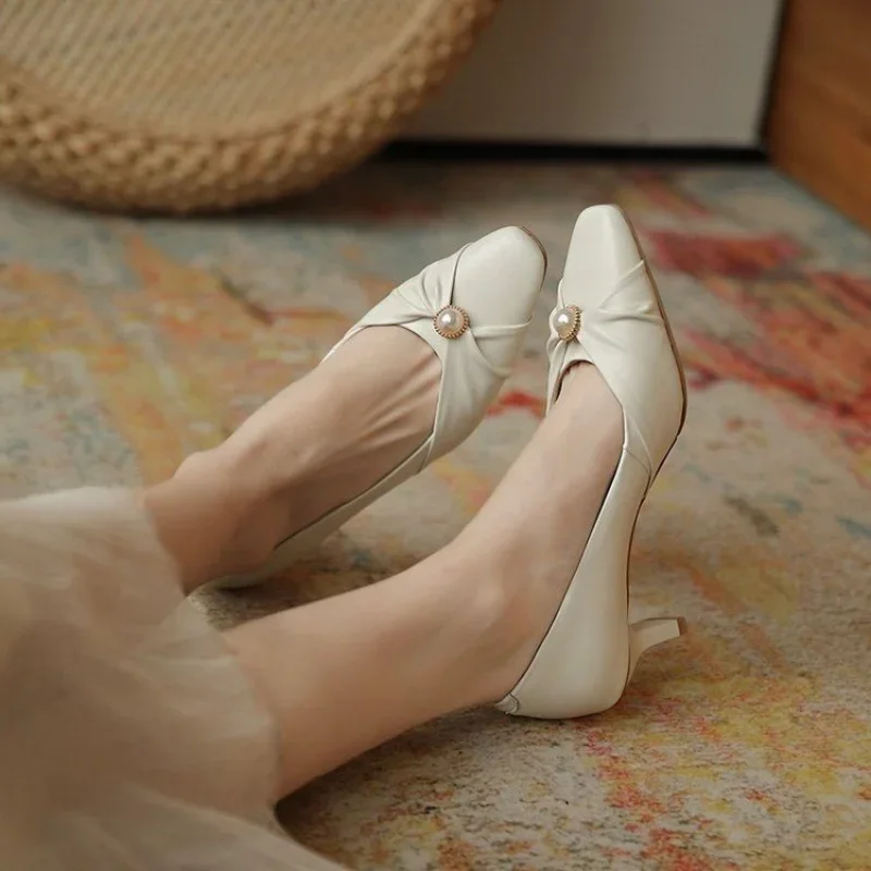 

Женские туфли абрикосового цвета на тонком каблуке с жемчугом и квадратным носком средней длины, плиссированная женская обувь, Повседневная Популярная Модная молодежная обувь
