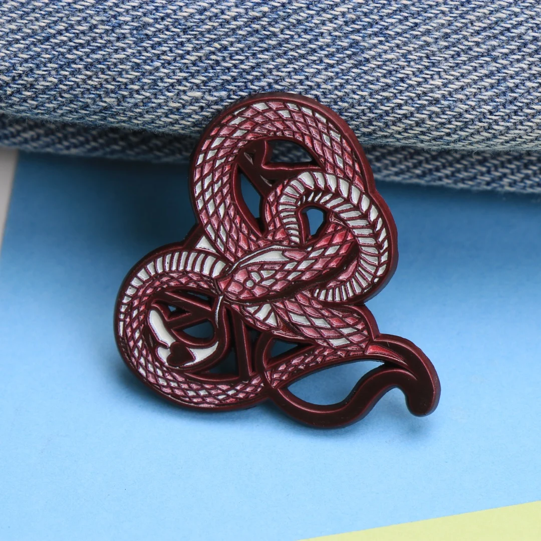 Emaille-Anstecknadel mit Cartoon-Punk-Schlangenherz – rotes und weißes Anstecknadel für Rucksackkleidung, DIY-Geschenk