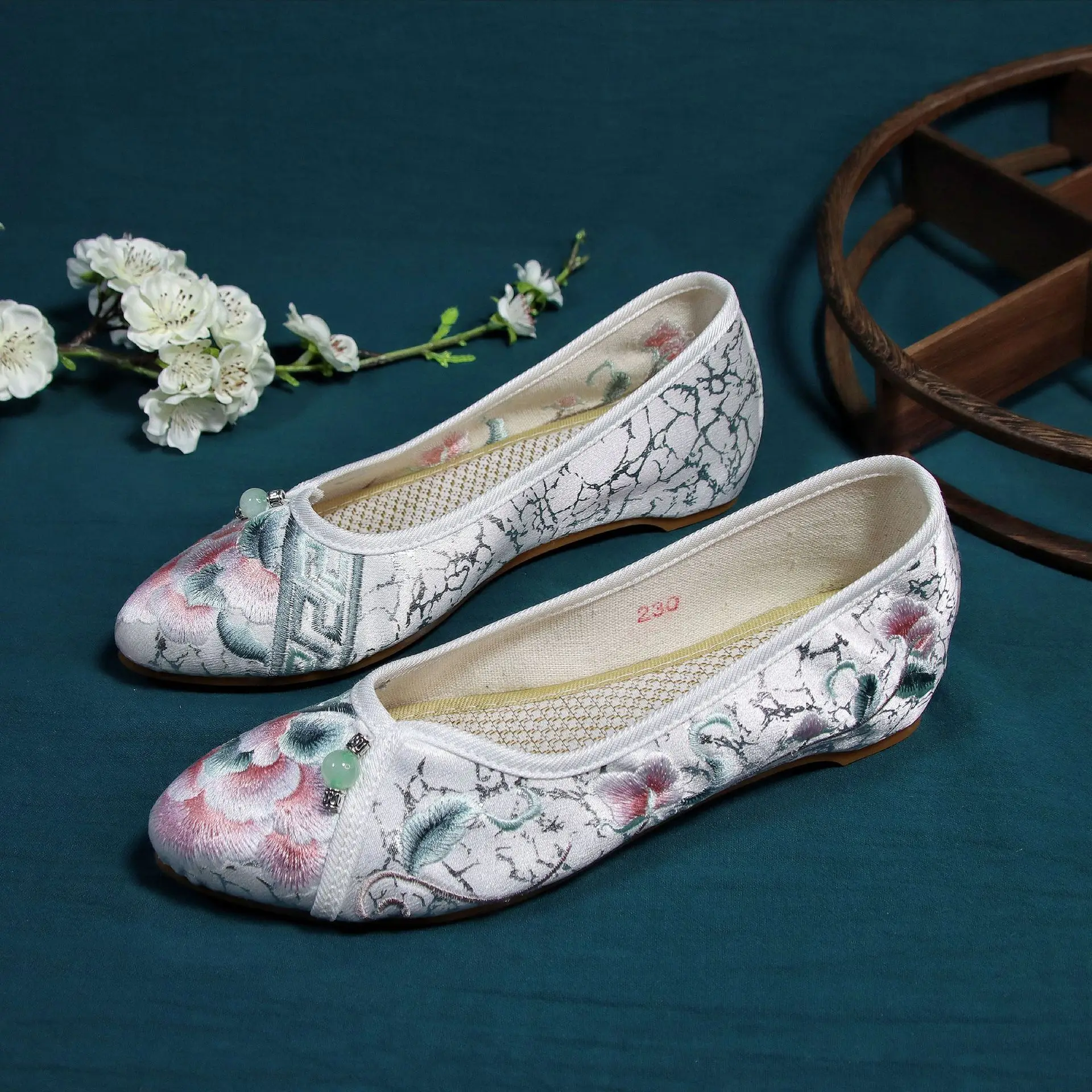 Ethnic style embroidered shoes, ancient style qipao, paired with women