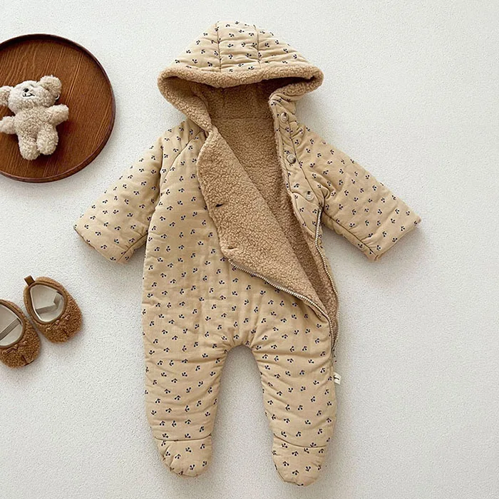 בגד תינוק מרופד לחורף עם כובע**