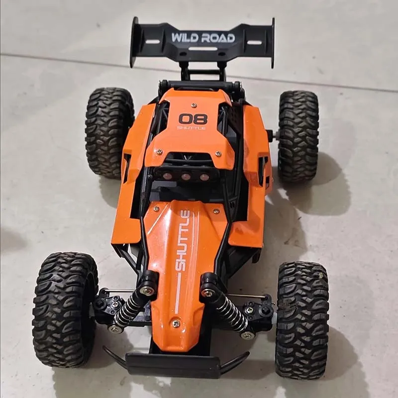 Voiture RC 1:16 2.4G haute vitesse en action, dérapage contrôlé sur gravier, poussière soulevée, drift tout-terrain en alliage.