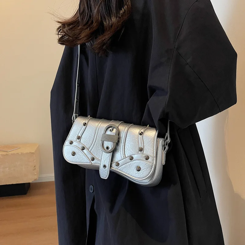 

Женская вместительная сумка через плечо с заклепками, новый дизайн 2023, модная маленькая квадратная сумка через плечо, кошельки и сумочки