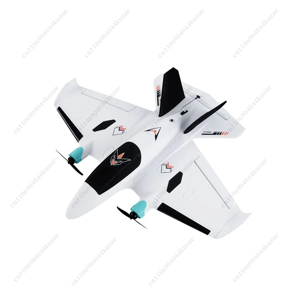 Avion RC FPV double moteur PNP en action dans le ciel nuageux, capturant l'essence de l'expérience de vol immersive.