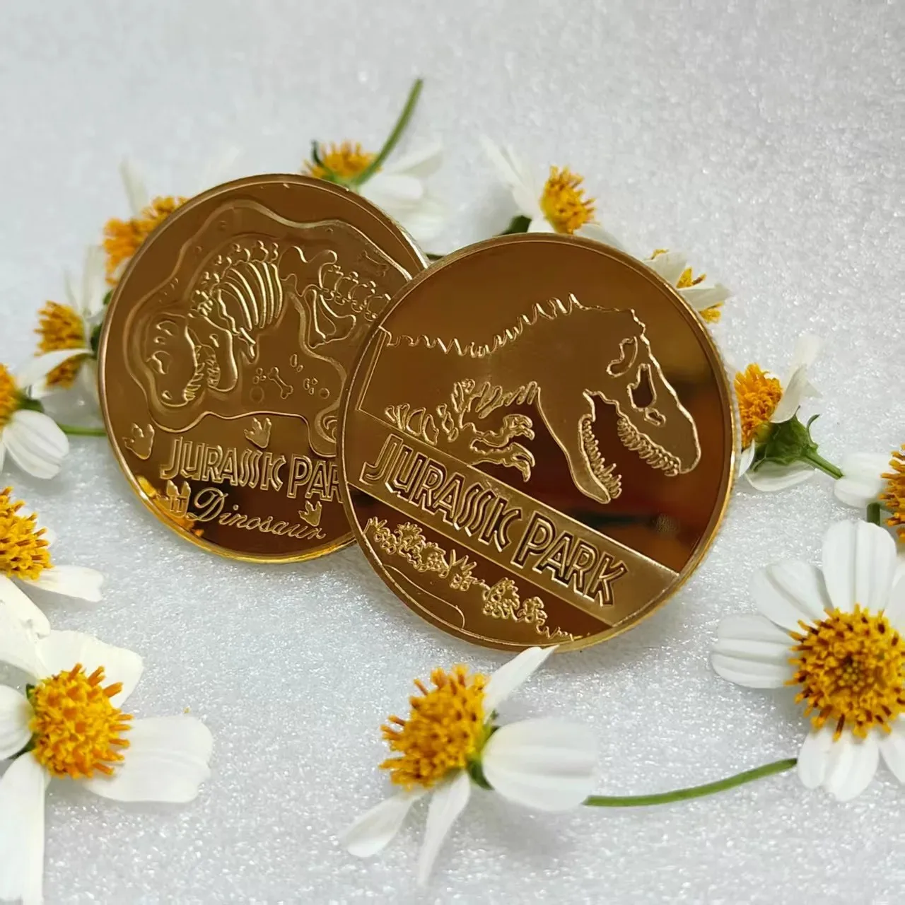 Moneta d'Oro Collezionabile Jurassic Park Dinosauro - Moneta Commemorativa Fossile Stati Uniti - Souvenir Cinematografico - Decorazione per la Casa - immagine 2