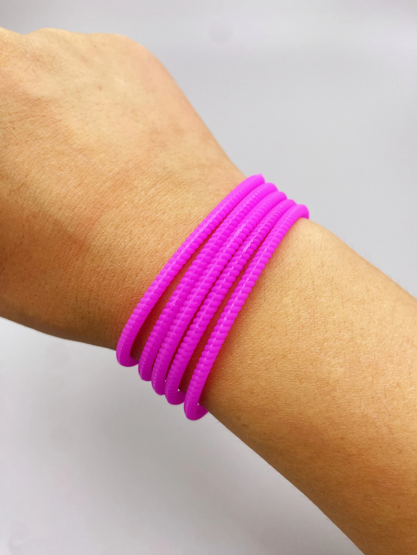 Braccialetti in silicone color bagliore da 5 pezzi, braccialetti intrecciati alla moda, braccialetti sportivi elastici in silicone