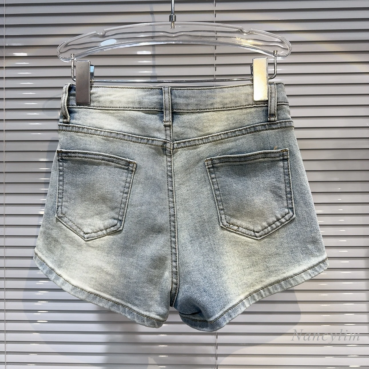 2024 Summer New American Hot Girl Style Metal Buckle Design Washed White Three Points Denim Shorts for Women Street Hot Pants