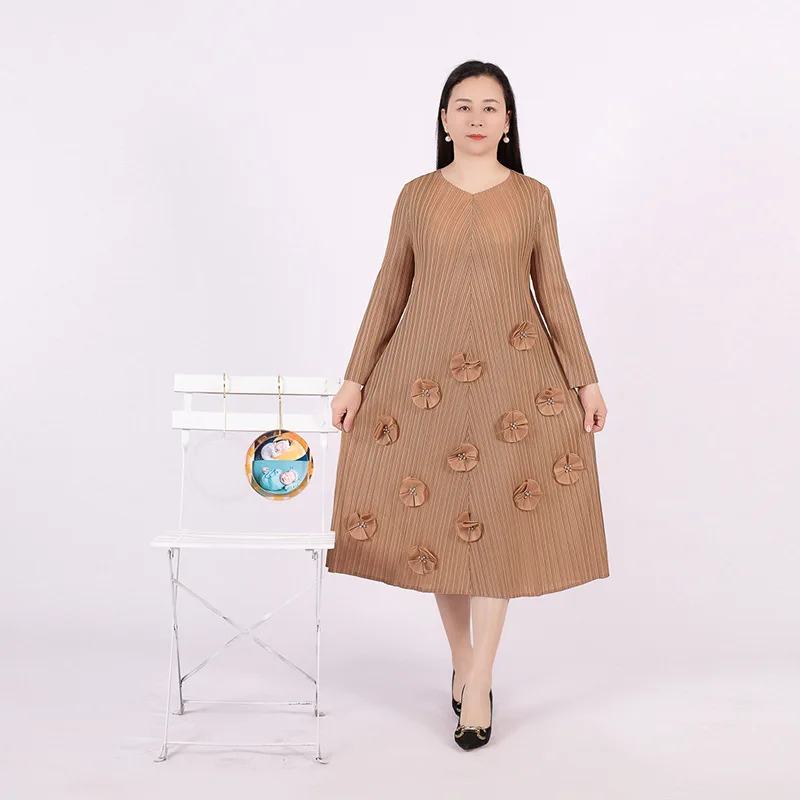 

2023 spring new solid color V-neck long sleeve temperament loose pleated dress