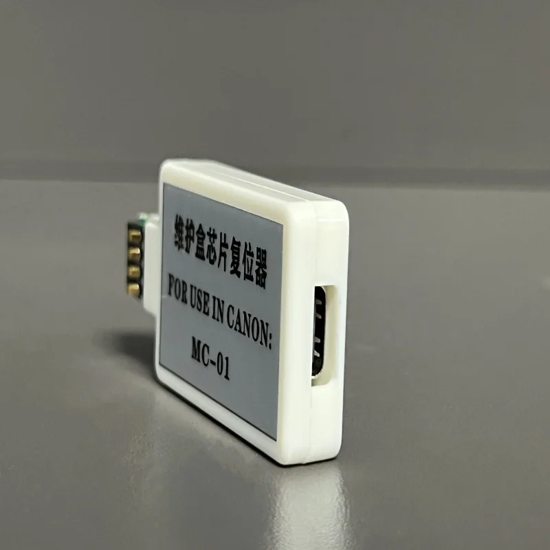 세탁 라벨용 QL-400 디지털 인쇄 시스템, 유지보수 카트리지 디코더, 및 MC-01 유지보수 카트리지 리셋터.