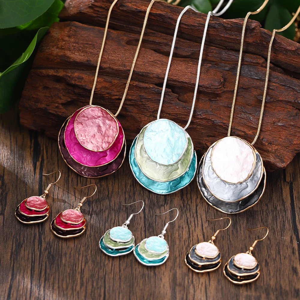 

Женский комплект из колье и серёг, с круглой подвеской