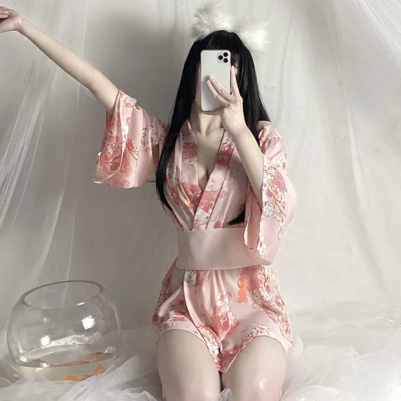 Рисунок 6 - Кимоно женское атласное с бантом