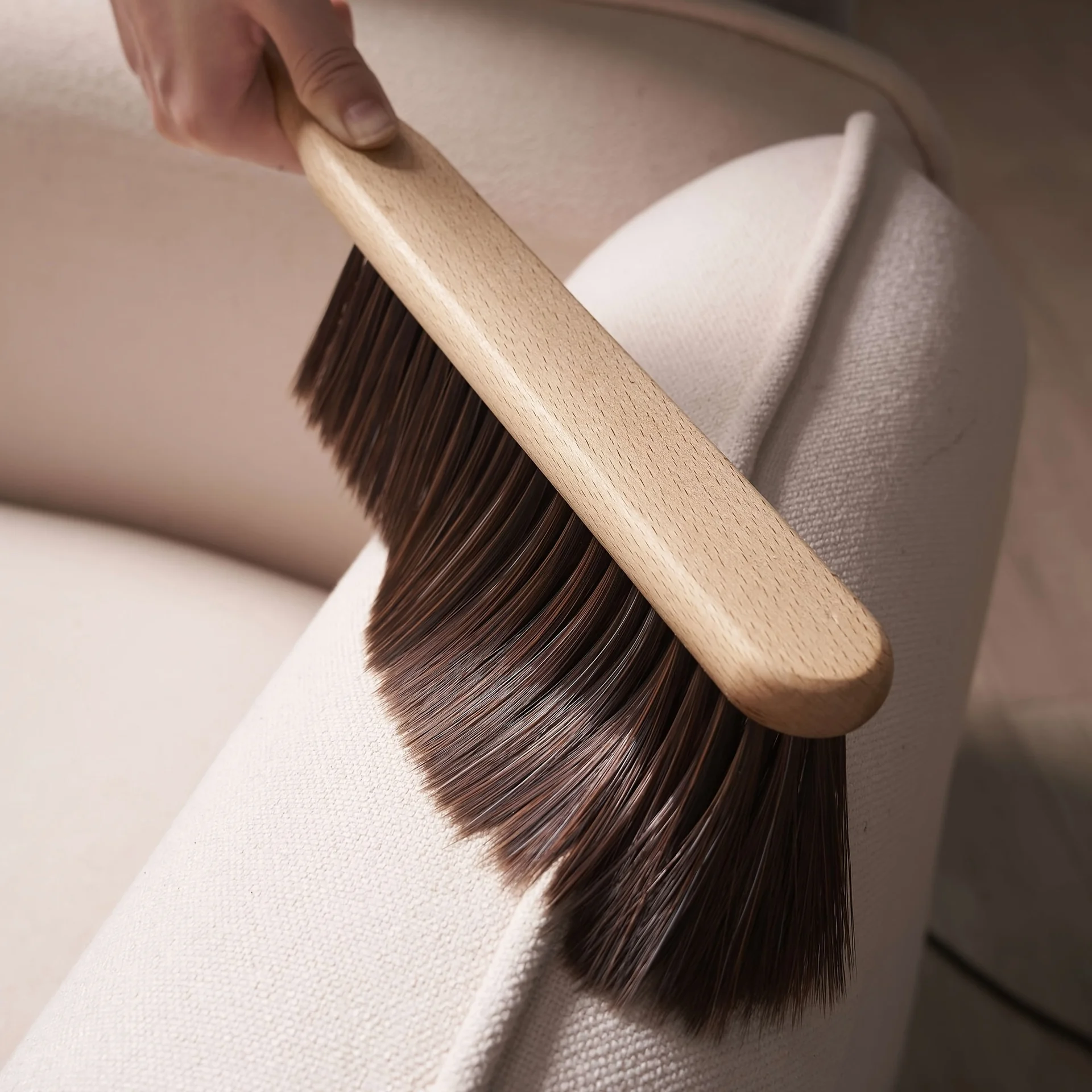 Description Picture 3 of item1pc Hand Broom Counter Duster Dusting Brush for Home Cleaning, Soft Dust Brush with Long Wooden Handle for Bed Sofa Furniture