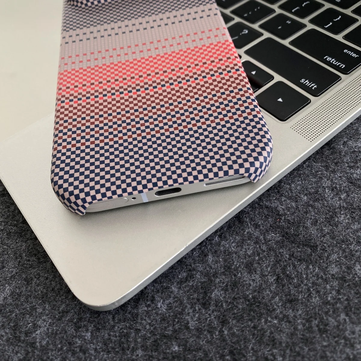 Magnetic Carbon Fiber Slim Case with Frameless Design