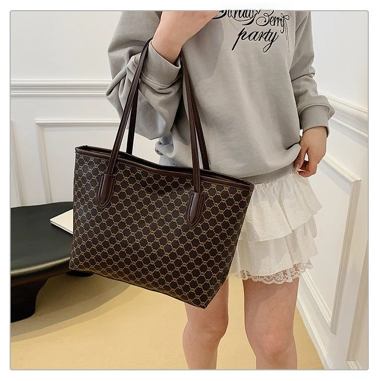 Spacious Women's Tote Bag - Trendy Single Shoulder Design