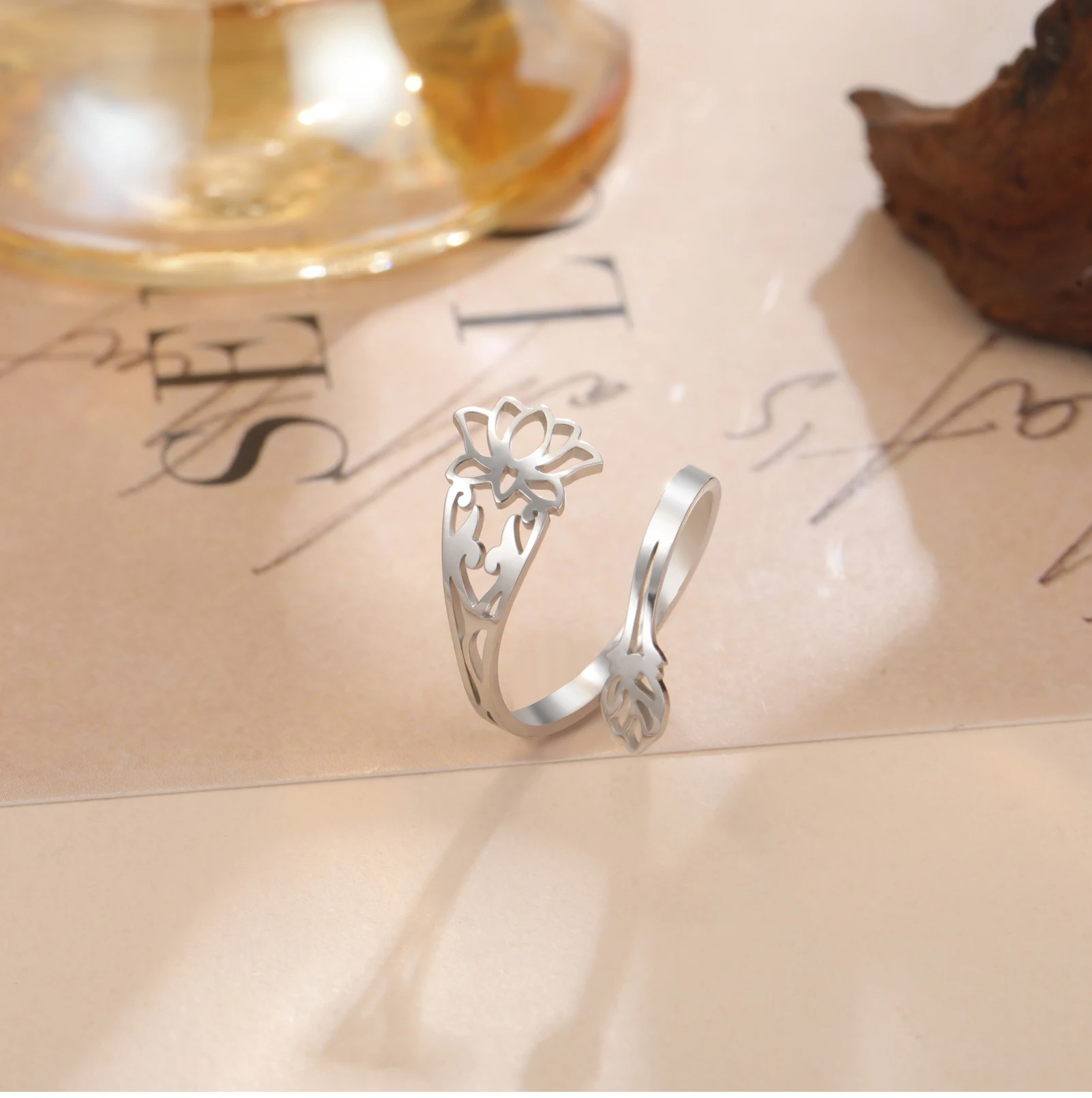 Goldfarbener Edelstahl Hohler Lotus-Blumen Offener Ring Minimalistischer Verstellbarer Fingerring für Frauen Tägliches Tragen Geschenk – Detail 13