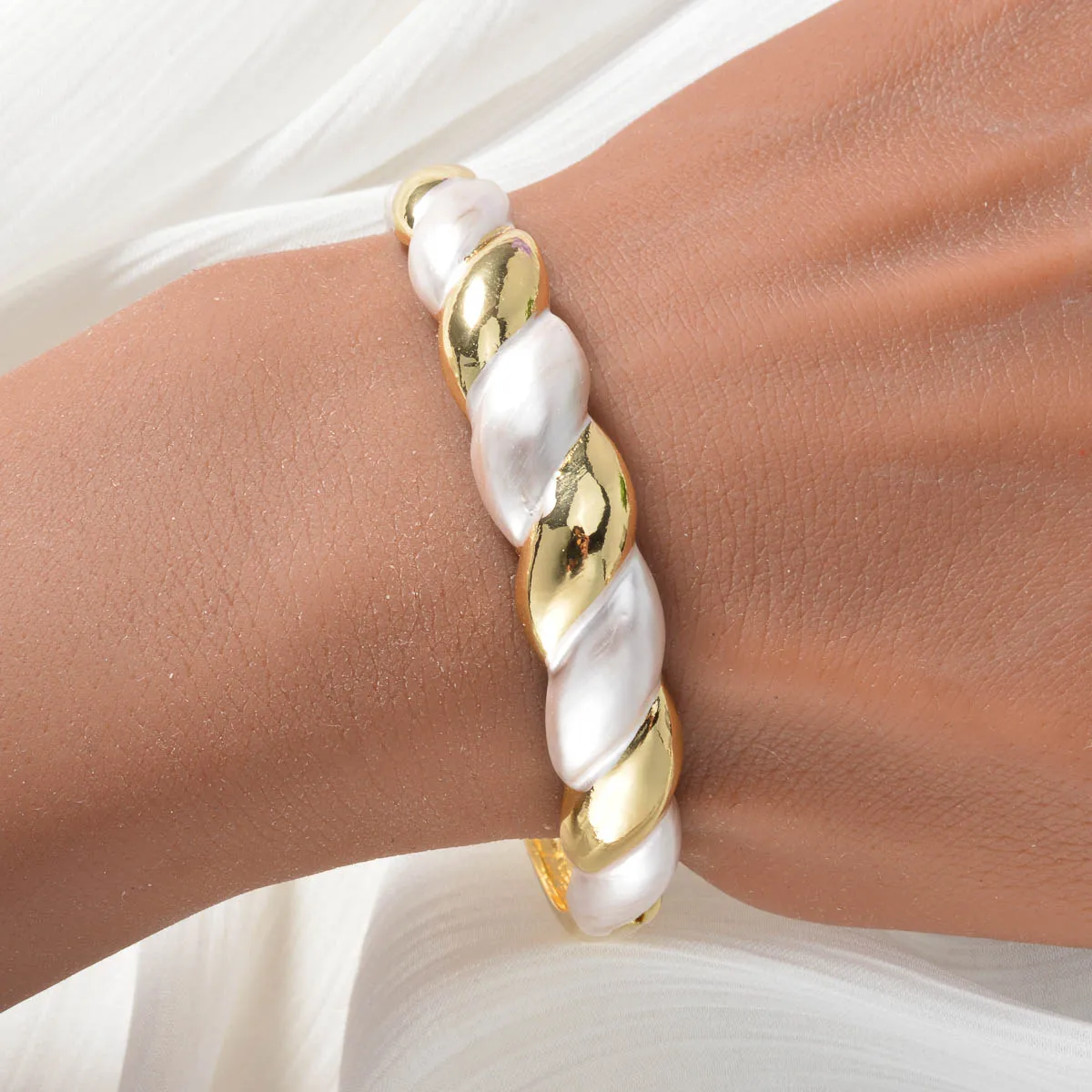 Dubai Classic Four-Piece Jewelry Set - Round Necklace Bracelet Earrings Ring for Bridal and Daily Wear