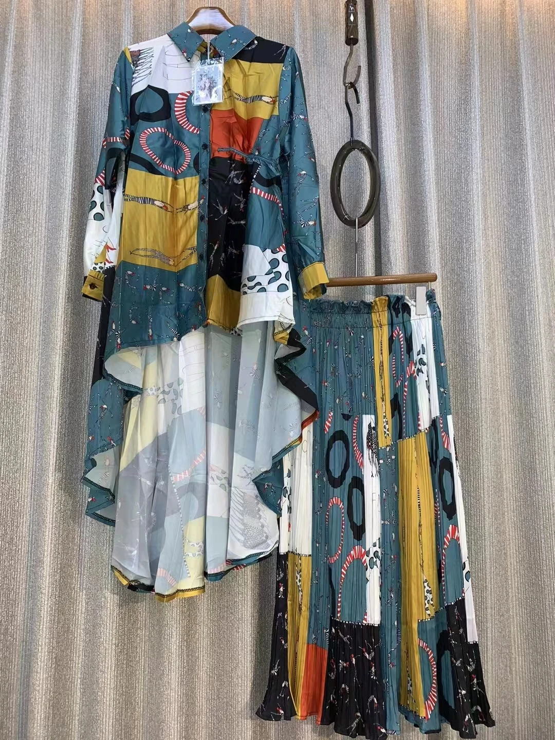 

Женский комплект из двух предметов, элегантный асимметричный комплект с принтом, Длинный топ и плиссированные широкие брюки с высокой талией, лето 2023