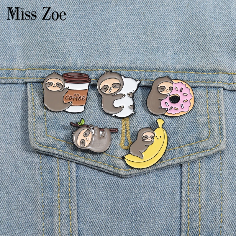 Lazy Sloth Emaille Pins Benutzerdefinierte Kaffee Donut Banane Kissen Broschen Revers Abzeichen Cartoon Tier Schmuck Geschenk für Kinder Freunde