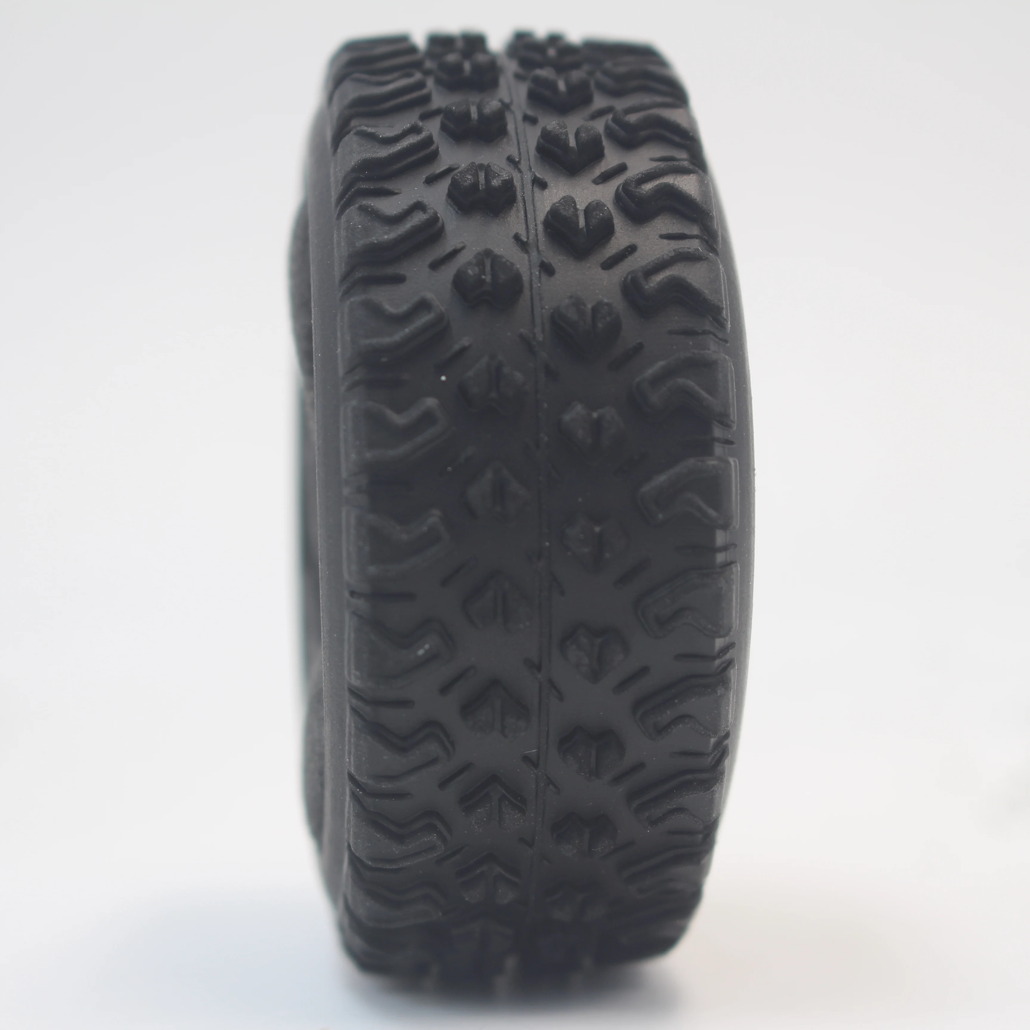 Détail des sculptures des pneus de rallye 1:10 pour voiture RC tourisme, avec inserts mousse.