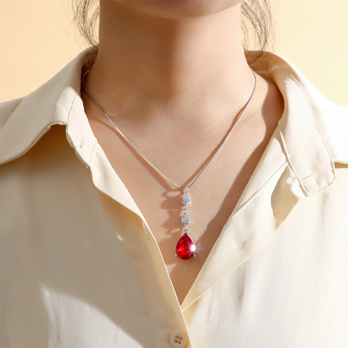 

Simulation Pigeon Blood Red Gem Earrings Necklace Jewelry Suit Stud Earrings Fashion Personality 4 Claw Suit 3 Pieces