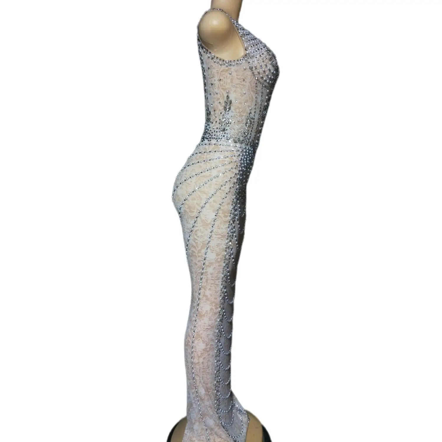 Рисунок 3 - Блестящее женское платье без рукавов с блестками