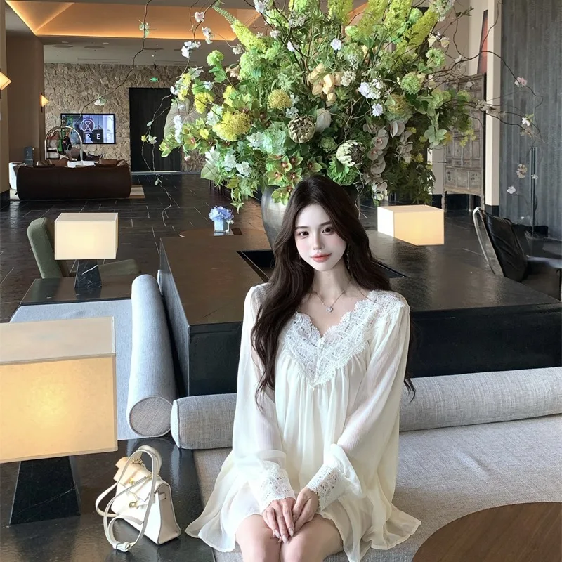 봄 신상 레이스 스플라이스 V넥 슬리밍 하이웨이스트 힙업 스커트 투피스 세트 (허리 체인 포함) 여성 패션