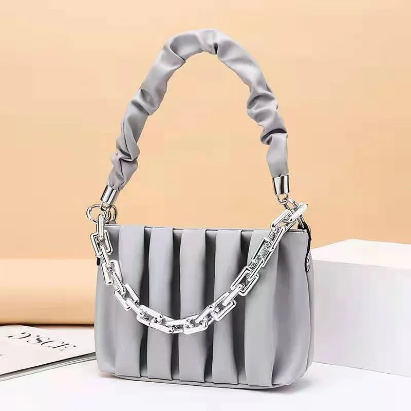 

Горизонтальная квадратная плиссированная портативная женская сумка, простая и Повседневная Универсальная женская сумка через плечо с металлической цепочкой