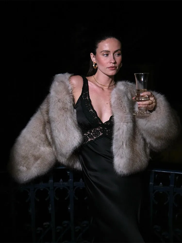 Рисунок 6 - Однотонное меховое плюшевое пальто