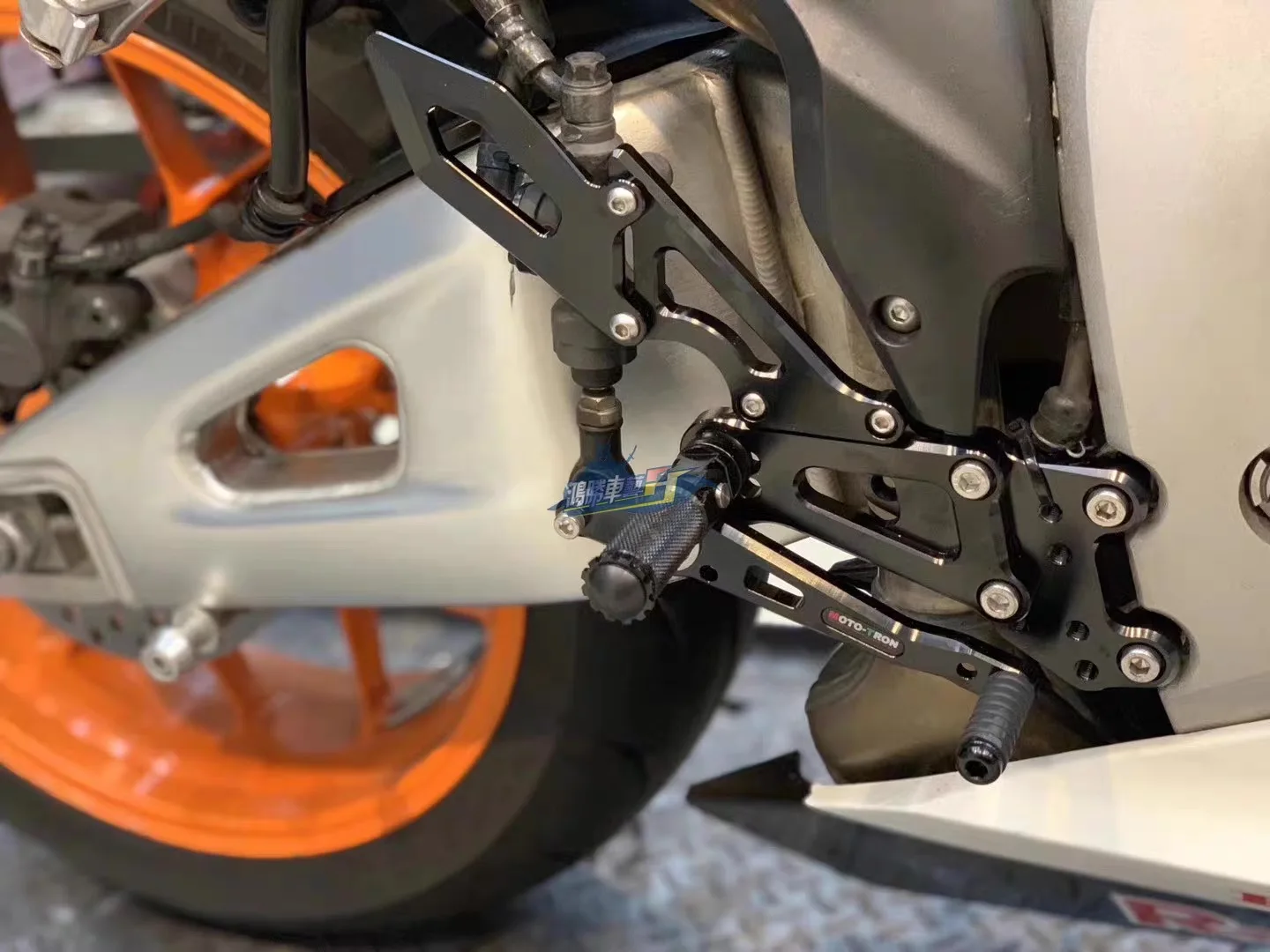 모토트론 오토바이 CNC 조절식 리어셋 풋레스트 (혼다 CBR600RR 2007-2024 용)-Freehip.co.kr