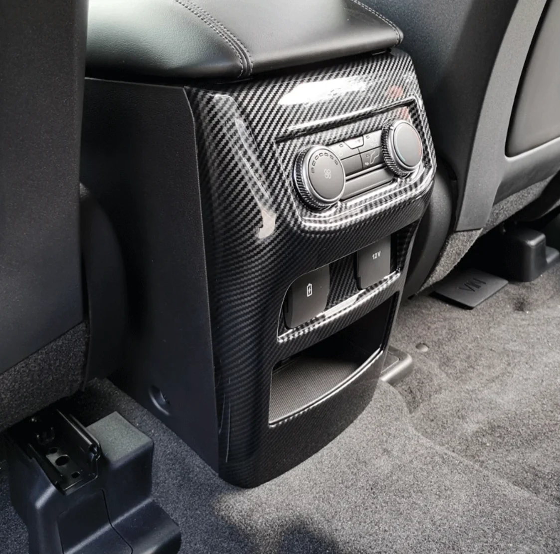 

Suitable for 2020-2023 Ford Explorer rear exhaust vent anti kick decoration