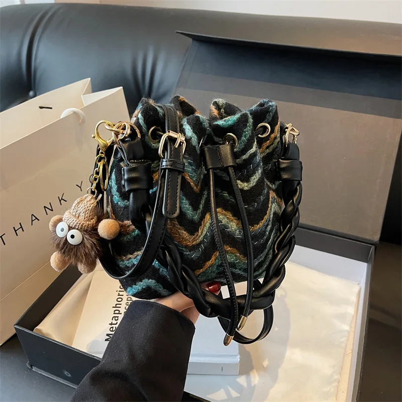 Niche Woven Drawstring for Women 2024 New Corrugated Fashion All-Match Bucket High-Grade Messenger Bag