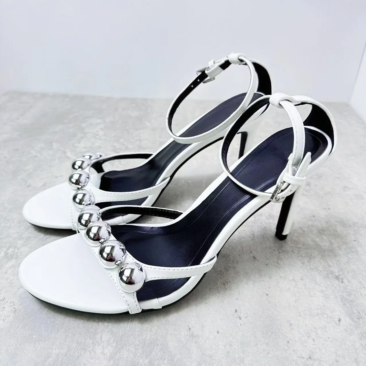 

Новинка 2024, женская обувь, модные сандалии на высоком каблуке с заклепками и украшением.