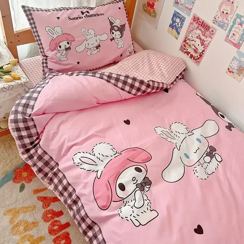 

Комплект постельного белья Sanrio Kulomi для девочек, милый мультяшный комплект из 3 предметов/4 предмета, для студентов, для односпальной кровати, стеганое одеяло, наволочка, постельное белье