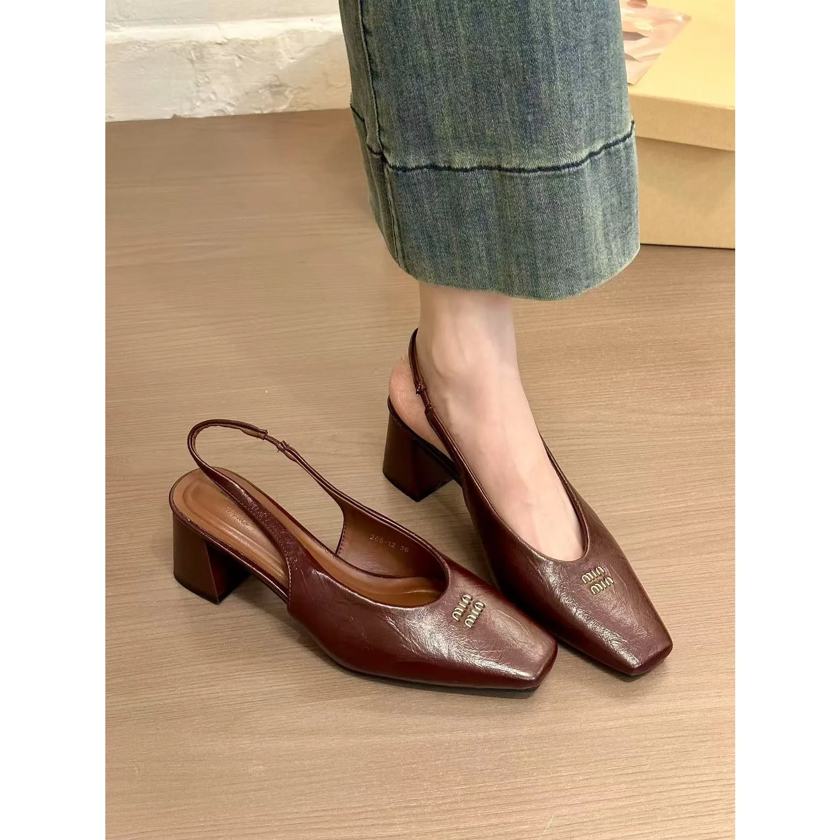 صنادل نسائية فاخرة أنيقة ومتعددة الاستخدامات بتصمي...