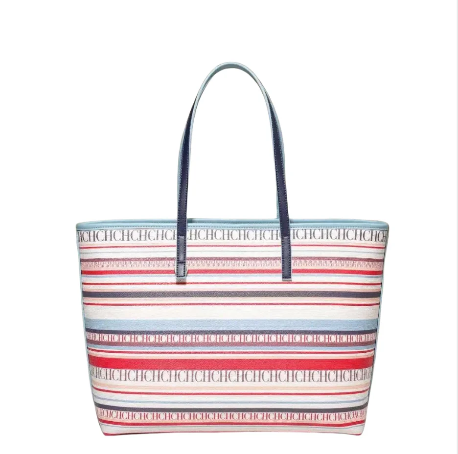 حقائب نسائية من علامة CH التجارية، بتصميم مخطط ملو...
