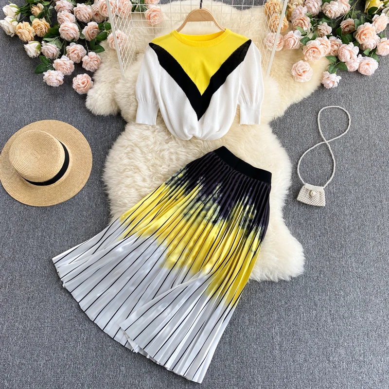 

Elegant Women's Summer Knit Set Short-sleeved Sweater Top Color Contrast High-waist Pleated Skirt Two-piece Suit