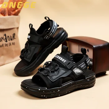 Un paio di sandali estivi per bambini casual alla moda per ragazzi, scarpe da spiaggia semplici resistenti all'usura, scarpe sportive per bambini all'aperto 1