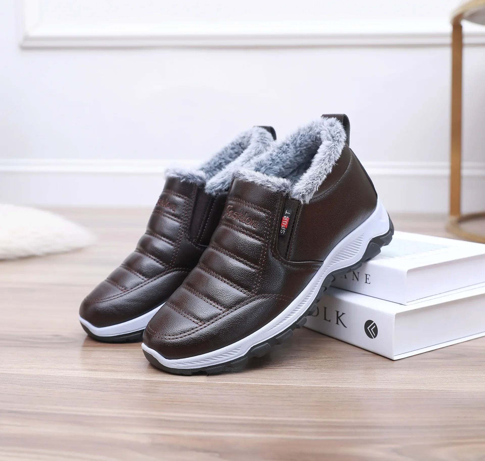 أحذية شتوية سميكة للنساء من القطن بكين سطح جلدي مقاوم للماء دافئ مبطن بالصوف ومضاد للانزلاق أحذية مريحة