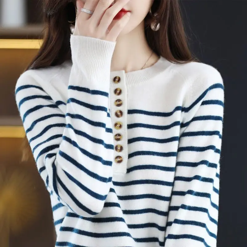 2022 여성 의류 티셔츠, 단색 오피스 레이디, 얇은 버튼 라운드 넥, 루즈 탑 피팅, 스트라이프 레저 심플, 가을 겨울