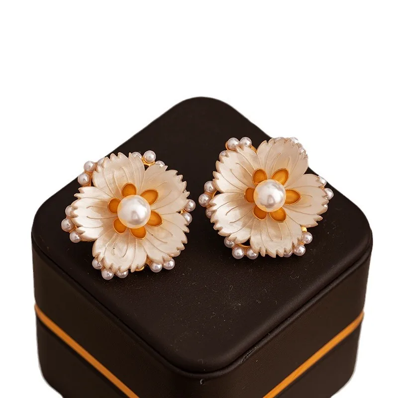 Light luxury fashion vintage flower imitation pearl earrings for women