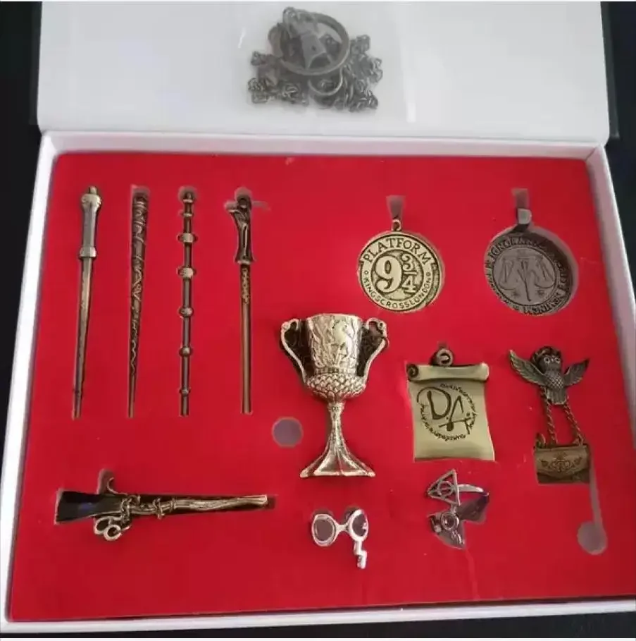 Harried Magic Wand Box Set 3D Metal Badge Seal Set Hermione Magic Wand Arma Portachiavi Collana Scatola Decorazione Abbigliamento