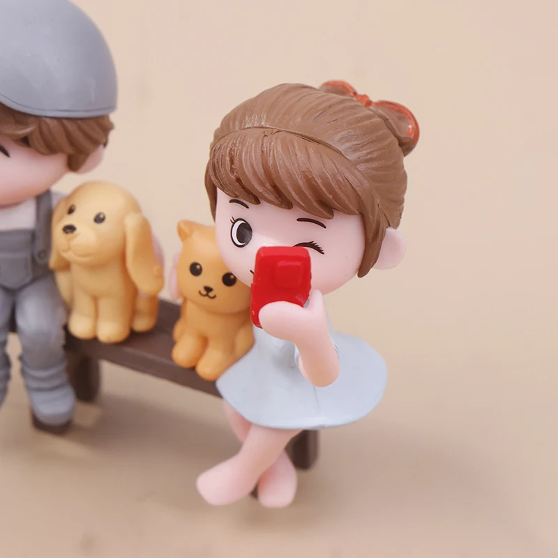 2 niedliche Paar-Figuren – Miniatur-Selfie-Pose-Dekoration für Autos/Kuchen/Fee-Gärten, Kunstharz-Bastelornamente (3,5 Zoll Höhe) – Detail 7