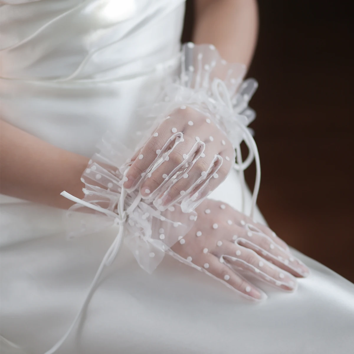 WG064 Wedding Bridal Short Gloves Dots Tulle Ruffled Edge Ribbon Bow White Bridesmaid Gloves Women Pageant Prom Accessories