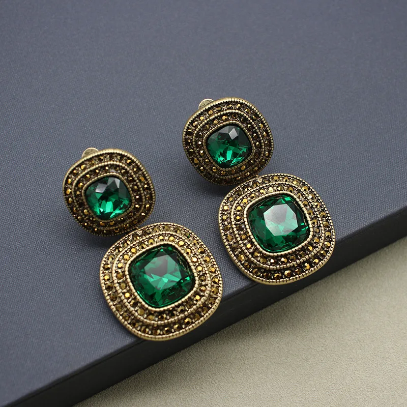 Vintage  grandmother emerald glass pearl sugar ear clip