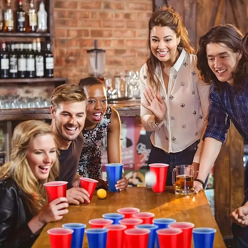 Birra Pong Tazze Di Plastica E Palle Da Ping-pong Rosse E Blu Di Colore Su Legno Della Gioco Partito Dell Istituto Universitario Fondo Image140912534