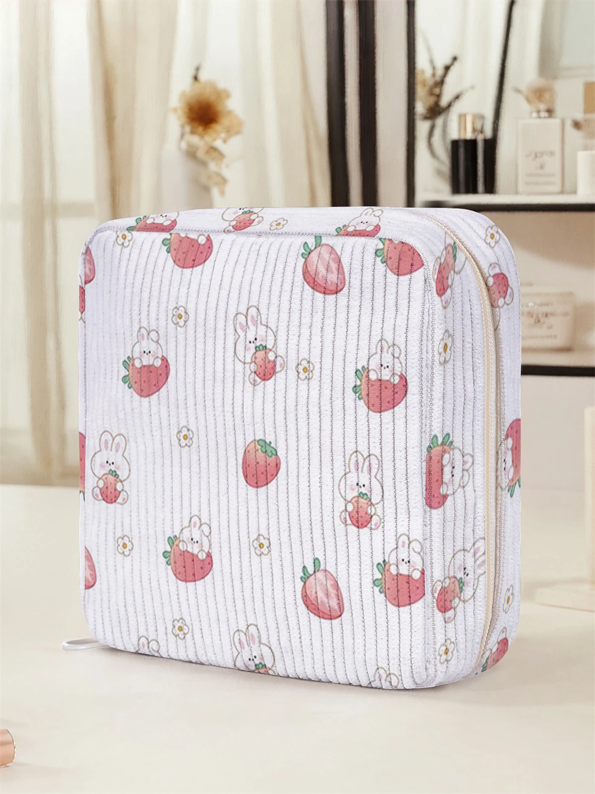 Strawberry pattern printed sanitary napkin storage bag, women's lightweight tissue bag, sanitary tissue bag