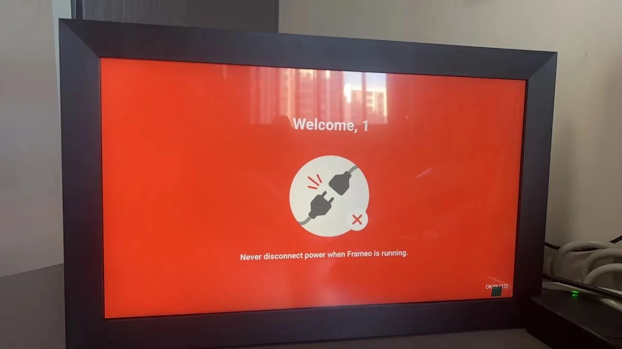 Description Picture 4 of item15.6 inch built in 32GB WiFi Large touch Digital Photo Frame 1920*1080 Digital Frame Good Gift