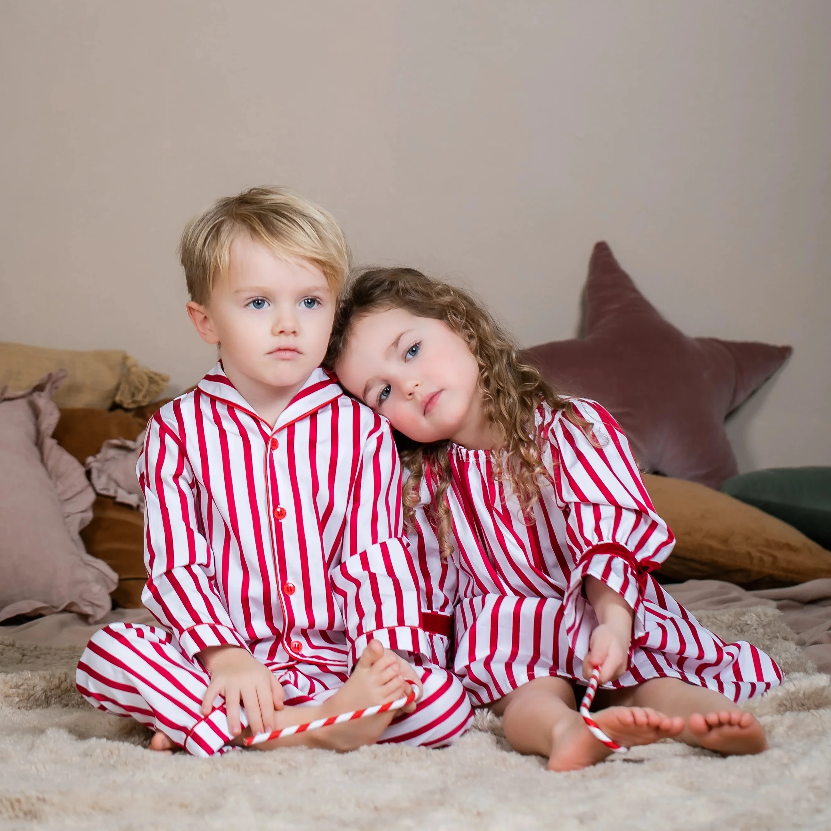 أطقم ملابس أطفال لعيد الميلاد لعام 2025 فستان بناتي مخطط باللون الأحمر للأطفال والأولاد بيجامات ملابس نوم فساتين الحفلات وتتسابق